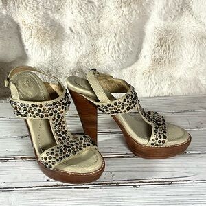 Frye Joy Metal Studded Natural Beige Leather Strap Wooden Heeled Sandals Sz 6